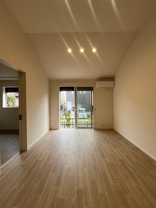 物件内観写真5　(室内からの展望)