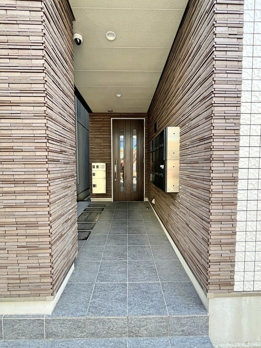 物件外観写真2　(エントランス部分)