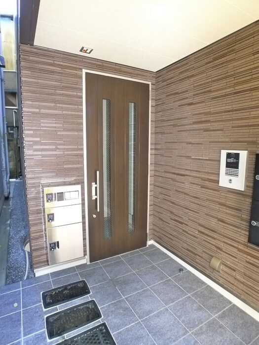 物件外観写真6　(エントランス部分)