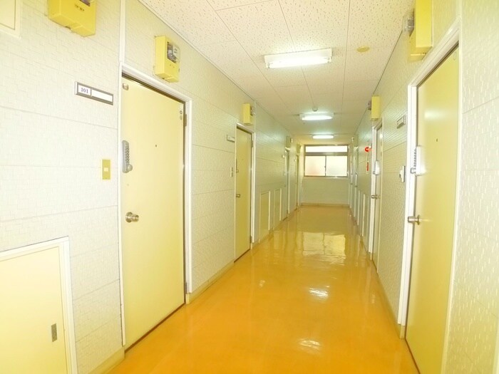 物件外観写真6　(エントランス部分)