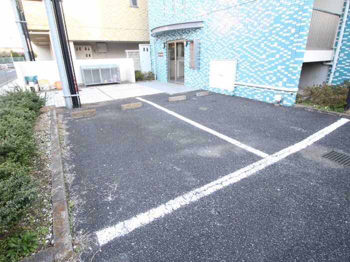 物件外観写真3　(駐車場)