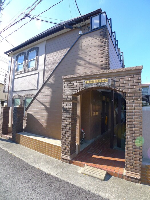 物件外観写真2　(エントランス部分)