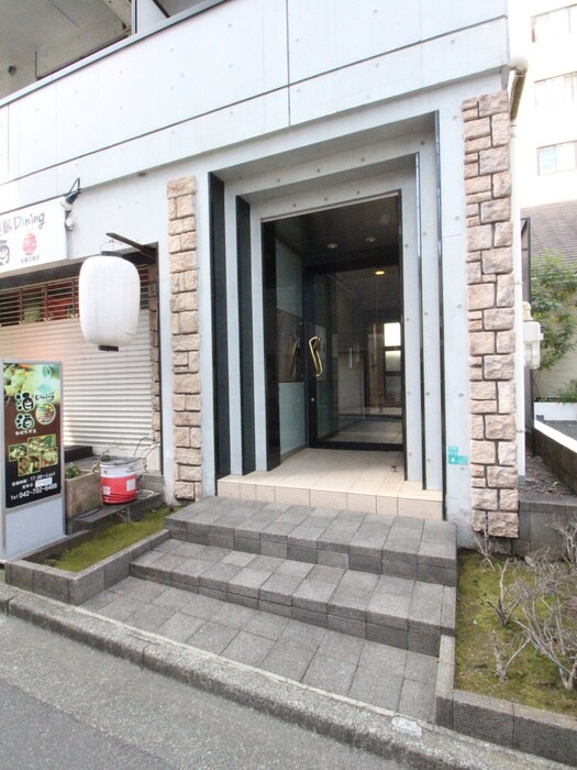 物件外観写真3　(エントランス部分)