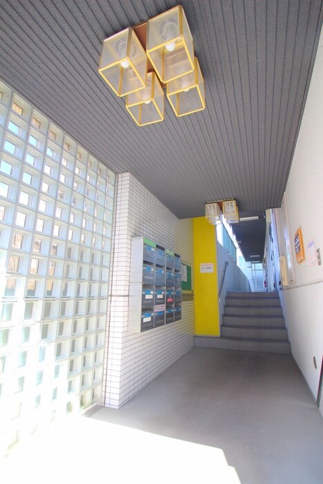 物件外観写真6　(エントランス部分)