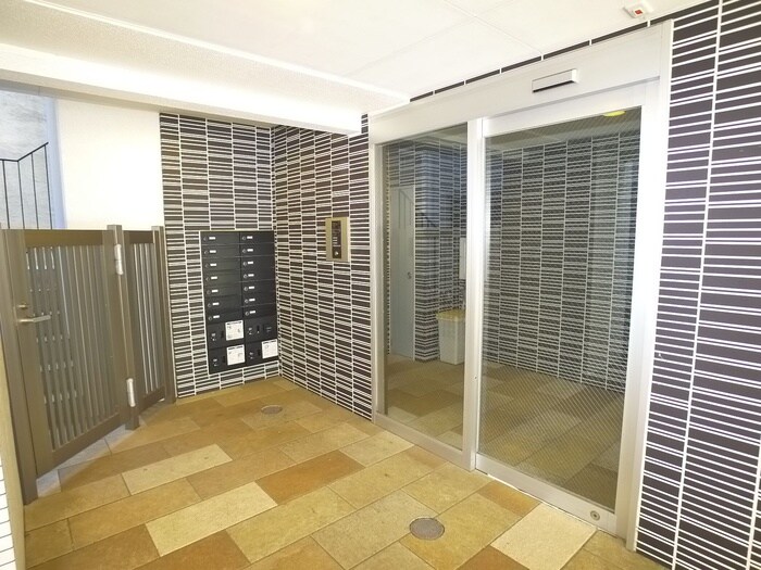 物件外観写真4　(エントランス部分)