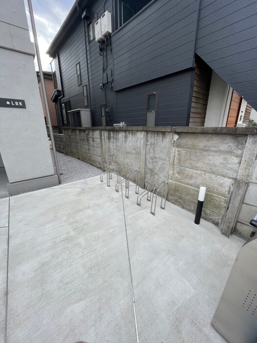 物件外観写真5　(駐輪場)