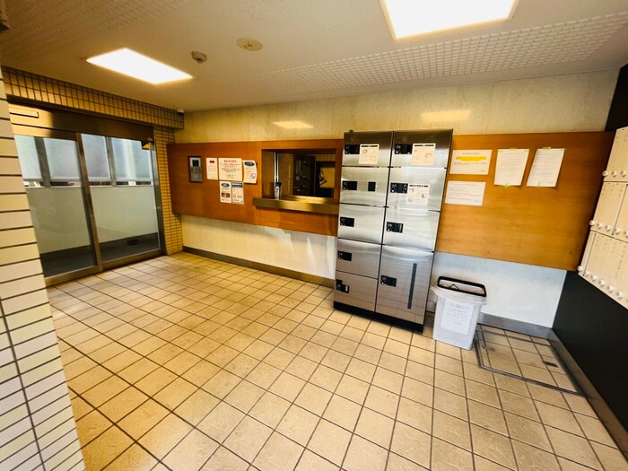 物件外観写真3　(エントランス部分)