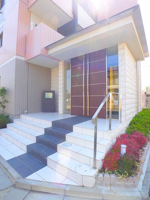 物件外観写真2　(エントランス部分)