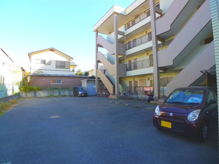 物件外観写真3　(駐車場)