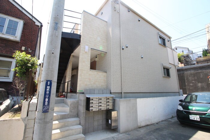 物件外観写真3　(エントランス部分)