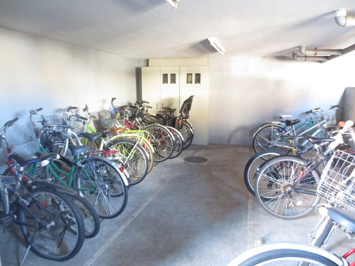 物件外観写真6　(駐輪場)