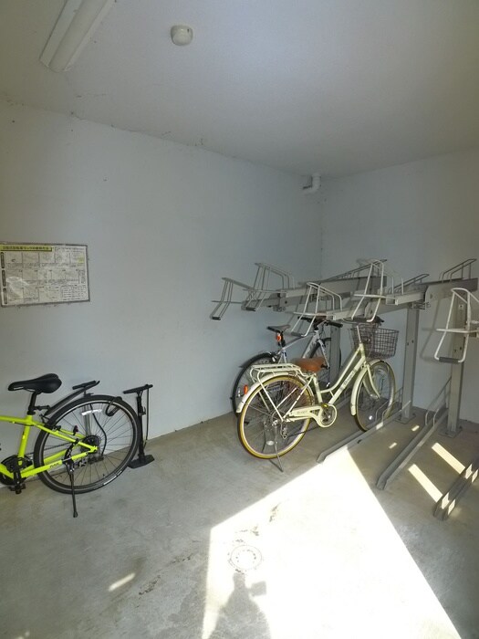 物件外観写真5　(駐輪場)