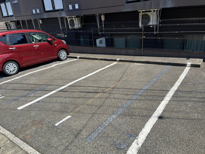 物件外観写真3　(駐車場)