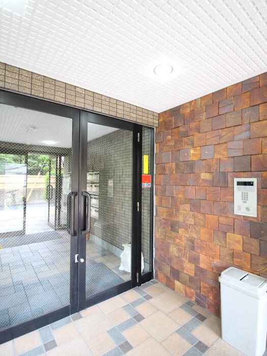 物件外観写真3　(エントランス部分)