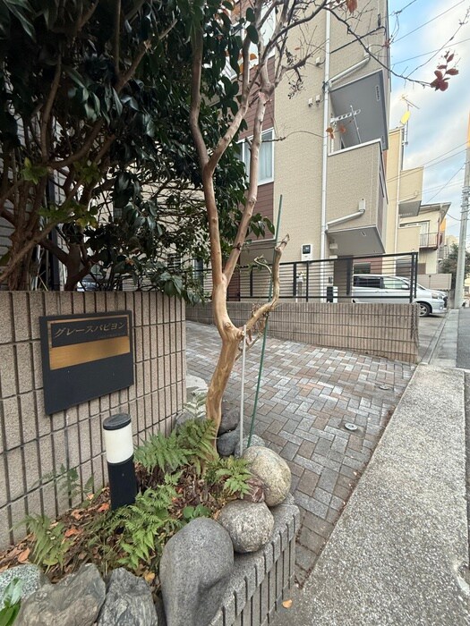 物件外観写真3　(エントランス部分)