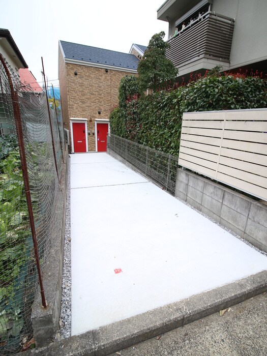 物件外観写真6　(エントランス部分)