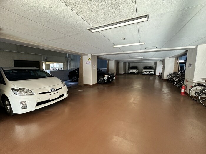 物件外観写真5　(駐車場)