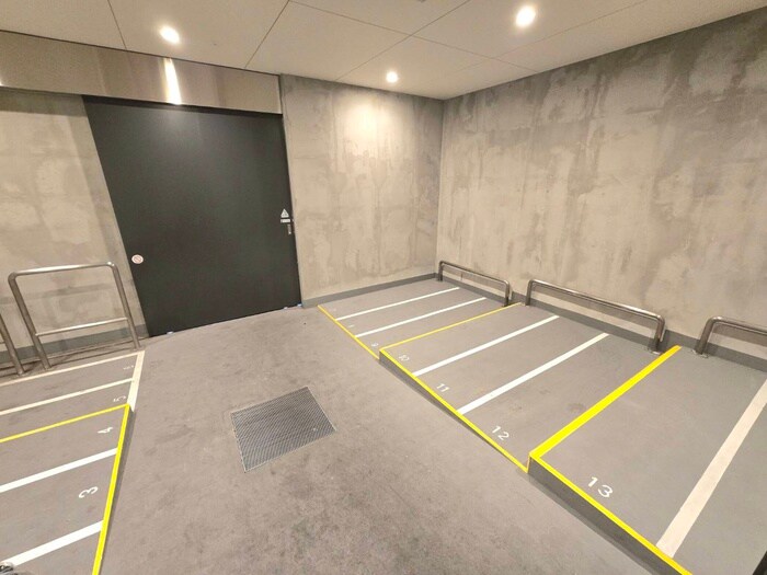 物件外観写真4　(バイク置き場)