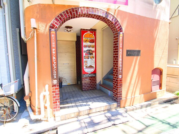 物件外観写真2　(エントランス部分)