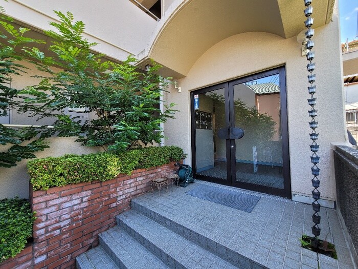 物件外観写真2　(エントランス部分)