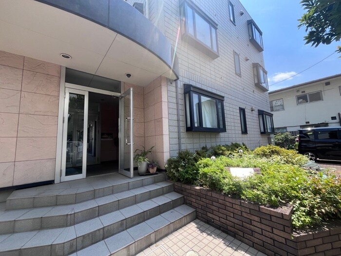 物件外観写真3　(エントランス部分)