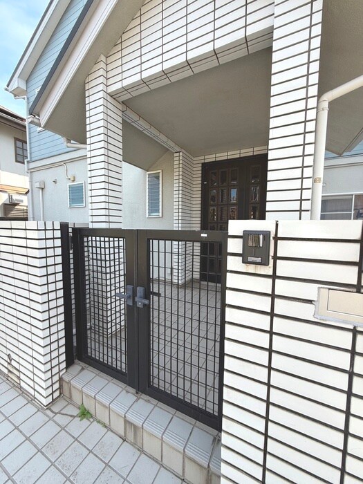 物件外観写真2　(エントランス部分)