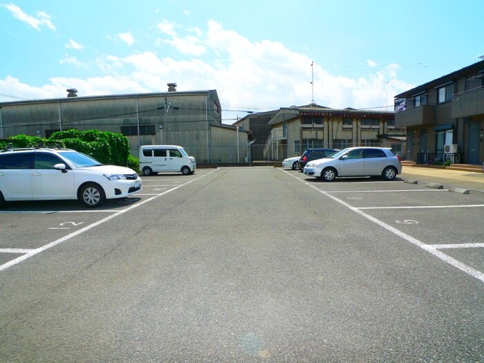 物件外観写真2　(駐車場)
