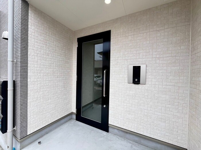 物件外観写真2　(エントランス部分)