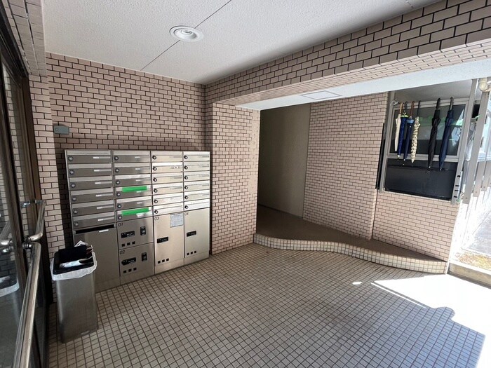 物件外観写真3　(エントランス部分)