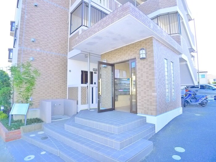 物件外観写真4　(エントランス部分)