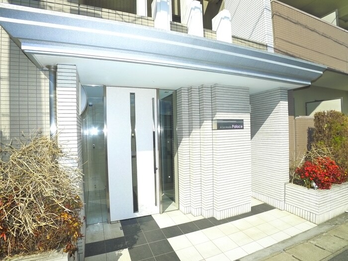 物件外観写真2　(バイク置き場)