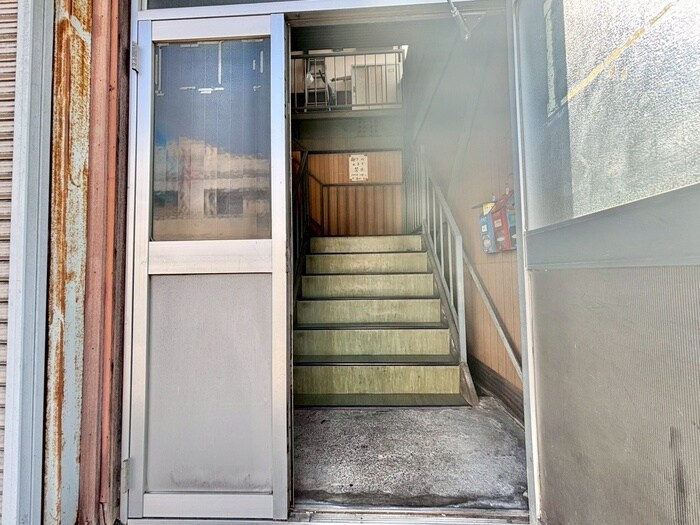 物件外観写真2　(エントランス部分)