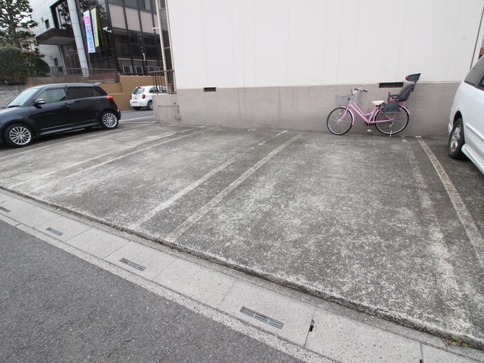 物件外観写真3　(駐車場)