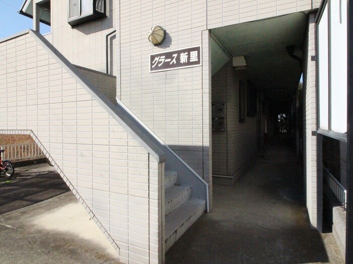 グラ－ス新里のエントランス部分