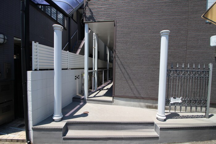 物件外観写真5　(エントランス部分)