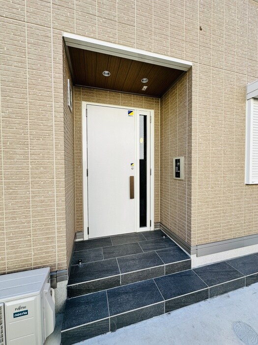 物件外観写真6　(エントランス部分)