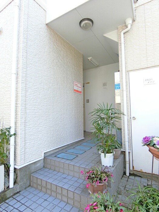 物件外観写真3　(エントランス部分)