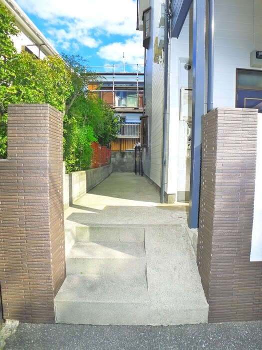 物件外観写真2　(エントランス部分)