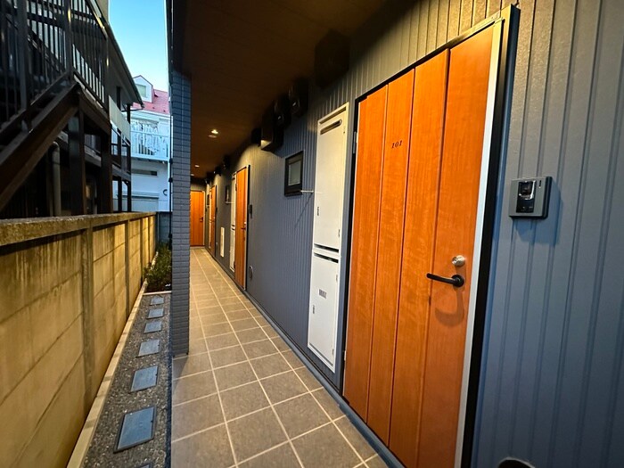 物件外観写真3　(エントランス部分)