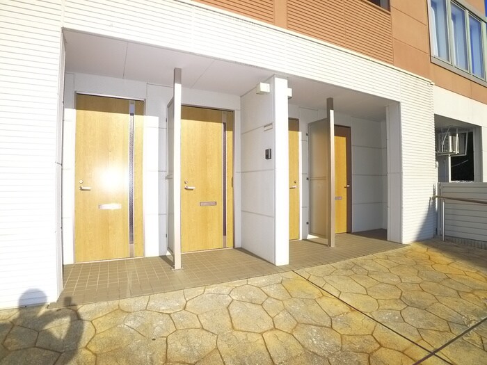 物件外観写真4　(エントランス部分)