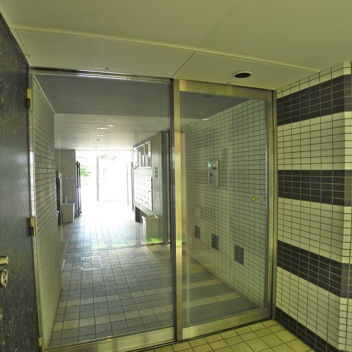 物件外観写真4　(エントランス部分)