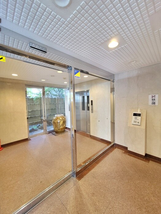 物件外観写真3　(エントランス部分)