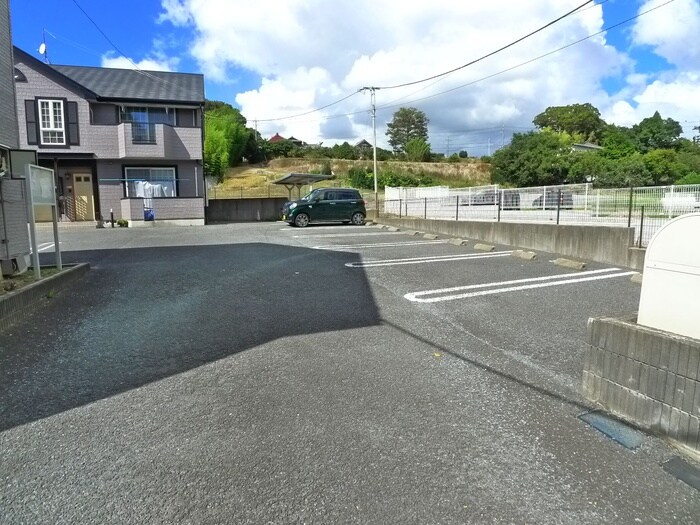 物件外観写真3　(駐車場)
