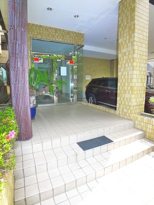 物件外観写真3　(エントランス部分)