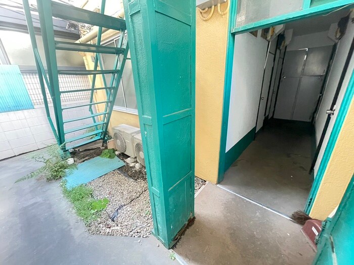 物件外観写真3　(エントランス部分)