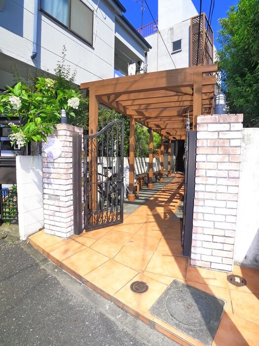 物件外観写真3　(エントランス部分)