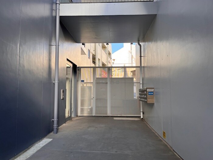 物件外観写真6　(エントランス部分)