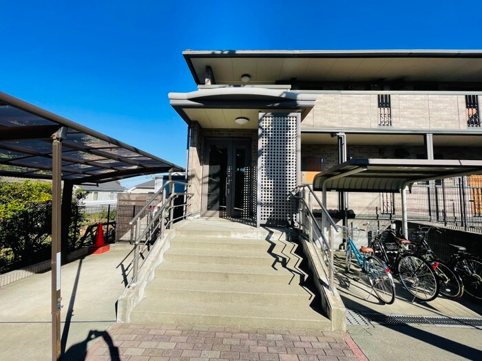 物件外観写真2　(エントランス部分)