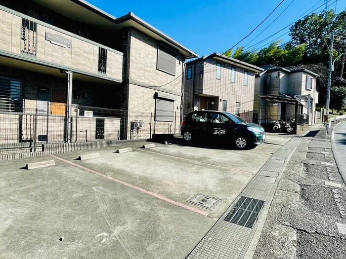 物件外観写真4　(駐車場)