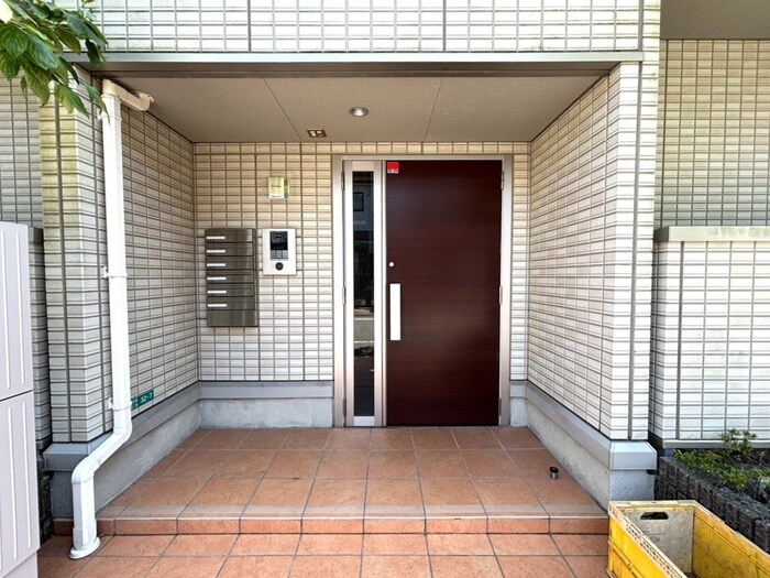 物件外観写真2　(エントランス部分)